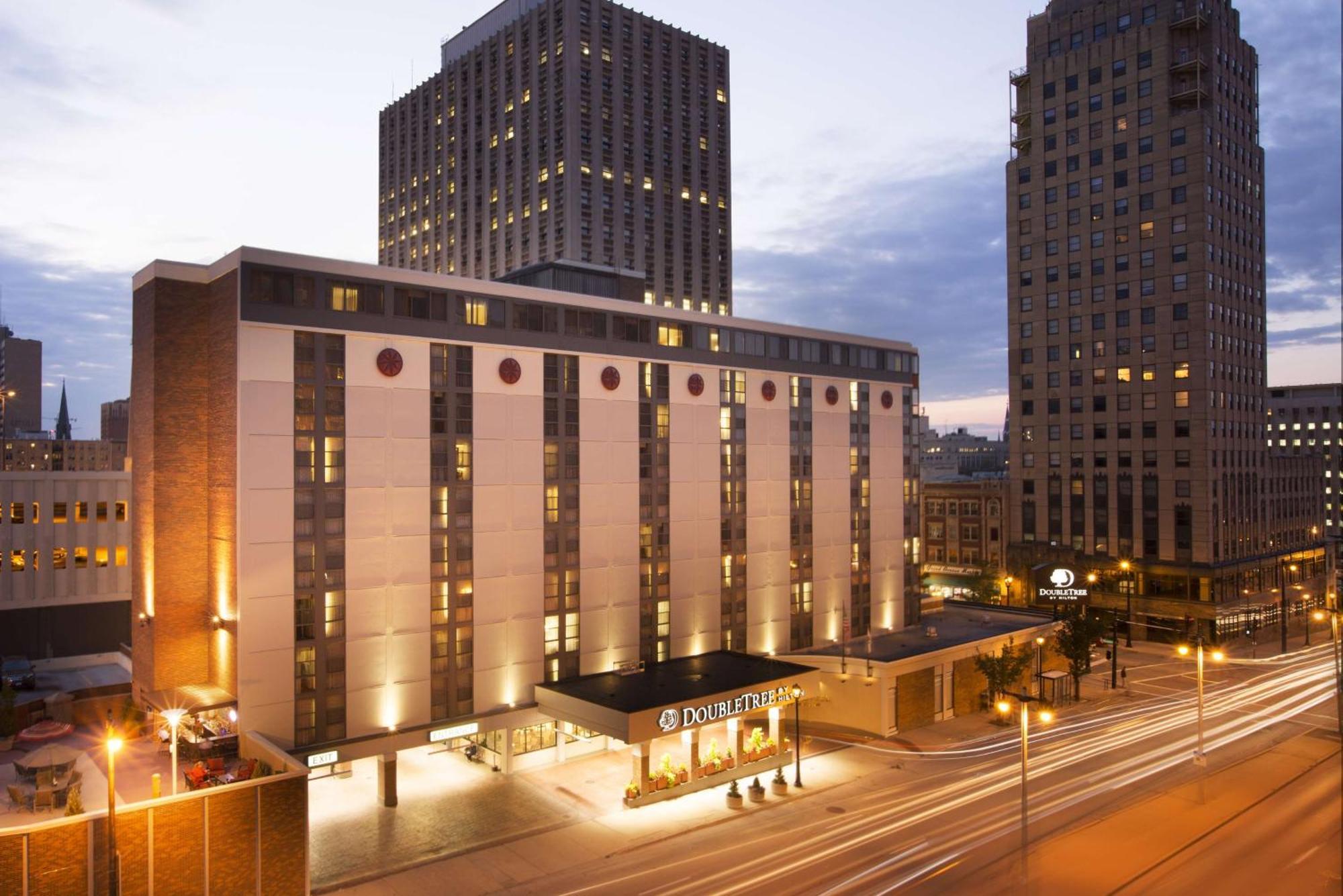 Doubletree By Hilton Milwaukee Downtown Hotel Exterior photo